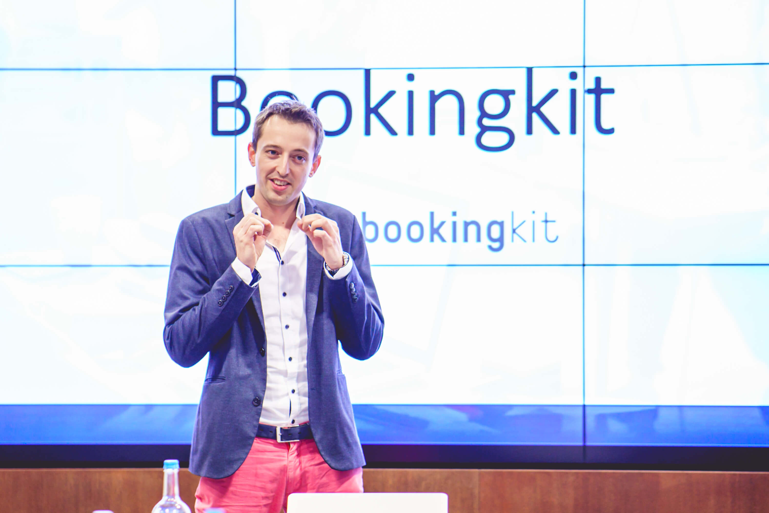 bookingkit-Award-Startup-of-the-Year-2017-VIR-TIC-Lukas-Hempel1-Travel Start-Up