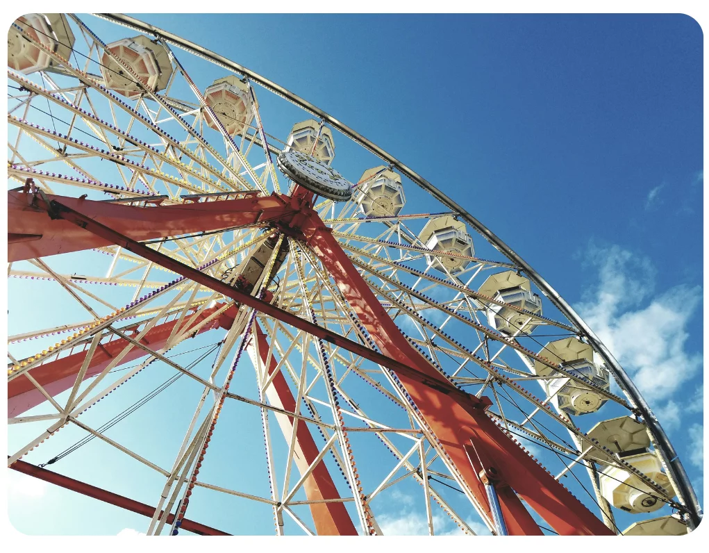 Ein Riesenrad auf einer Messe für Freizeitanbieter